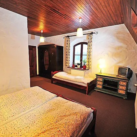 Sleeps 13 Pool Wifi Lubian