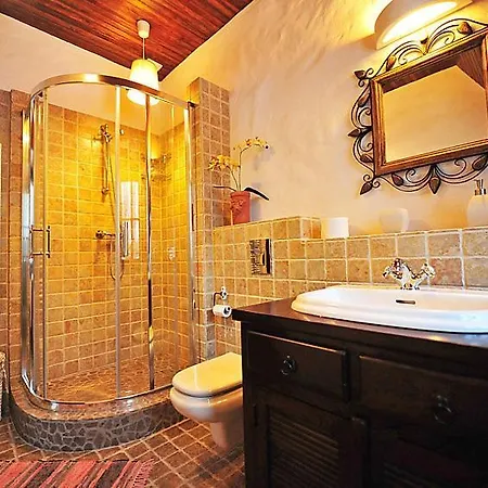 Sleeps 13 Pool Wifi Lubian